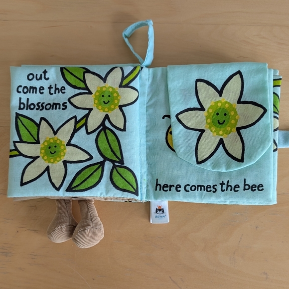 Jellycat | I Am An Avocado Crinkle Fabric Book - Picture 9 of 15